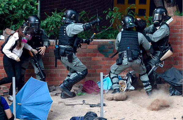 11.17 香港-理工大學現場，香港警方首次出動音波炮，警告