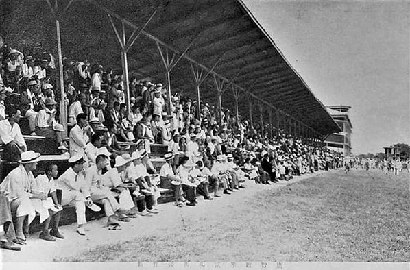 台灣第一場賽馬1928年台北開跑，新竹的常設競馬場初設在赤土