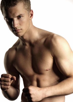 Freddie Stroma 04