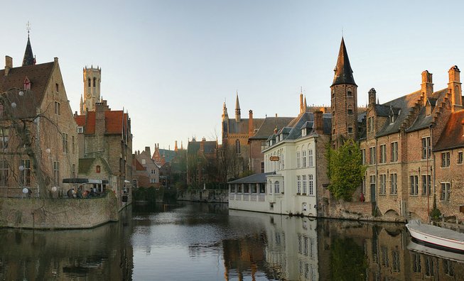 1024px-Rozenhoedkaai_Brugge.jpg