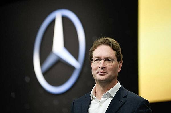 德國汽車大廠賓士（Mercedes-Benz）卻始終不改集團