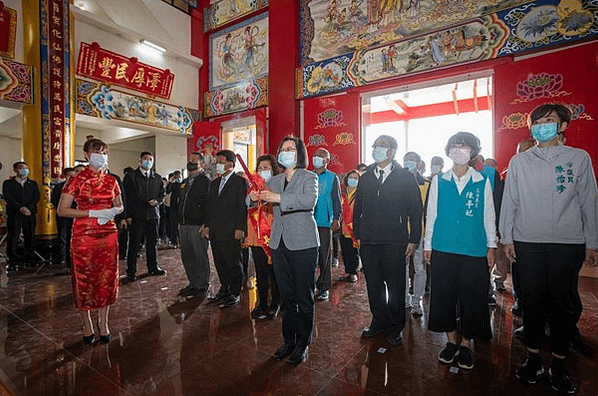 蔡英文總統贈匾額蒞臨鎮南王府參拜