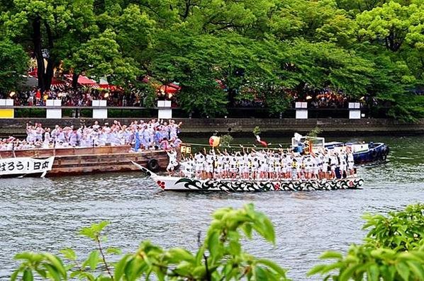 【新聞照片】 「大阪天神祭」是為祈求農作物豐收和國家安寧而舉行的祭祀活動，又被稱作「火與水的祭典」