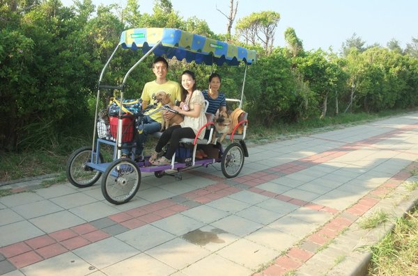 狗狗出遊〉新竹南寮．十七公里海岸線，電動四輪腳踏車