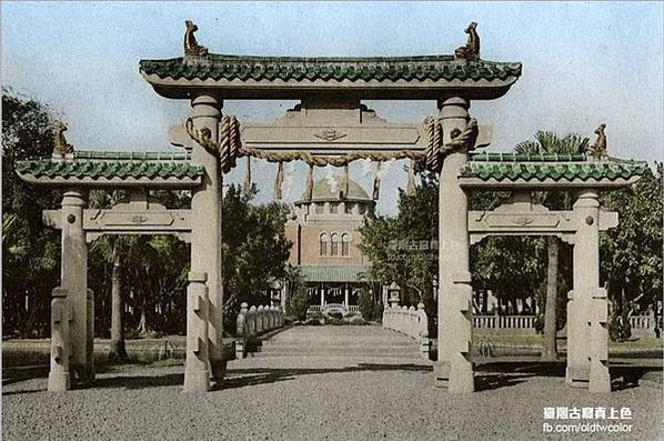 建功神社為日本傳統神社未有之建築式樣，建造外型相似台灣牌坊建