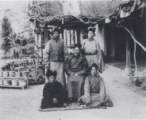 Lungshar_and_the_four_Tibetan_students_just_before_leaving_for_England