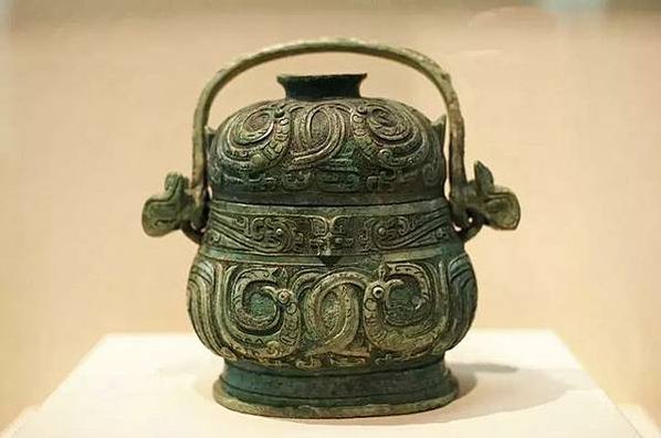青銅卣/卣（音「友」）一種古代酒器，常見於商朝和西周時期，在