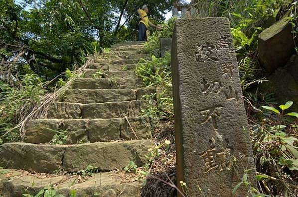 日本石佛在臺灣：日治時期移植臺灣的庶民信仰/巡禮文化/在墓地