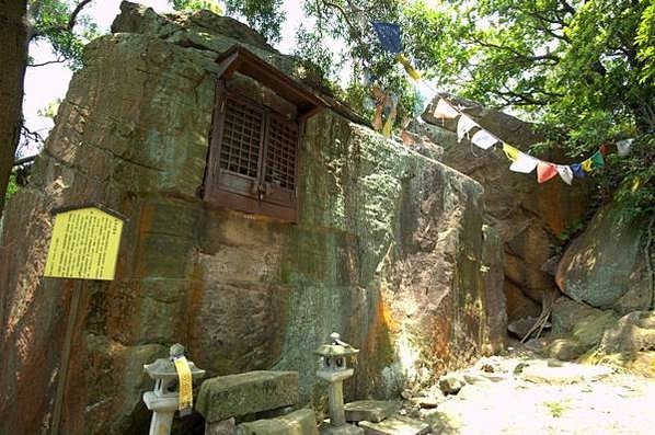 日本石佛在臺灣：日治時期移植臺灣的庶民信仰/巡禮文化/在墓地