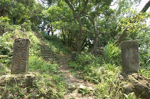 日本石佛在臺灣：日治時期移植臺灣的庶民信仰/巡禮文化/在墓地