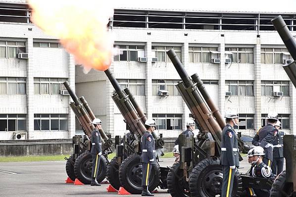 「缺席隊形」陸軍禮砲連執行「矧砲」禮（鳴砲19響），向烈士們