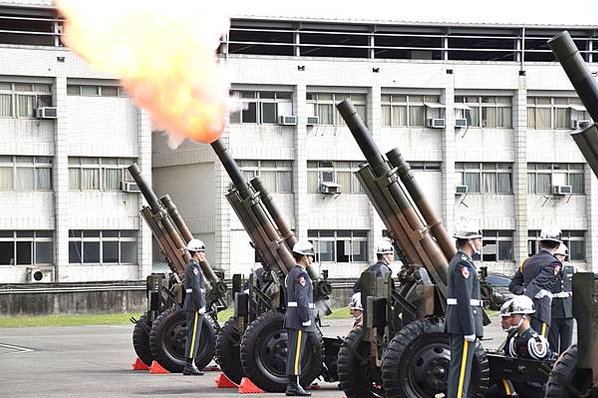 「缺席隊形」陸軍禮砲連執行「矧砲」禮（鳴砲19響），向烈士們