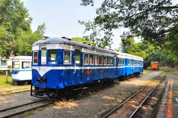 在烏樹林園區的「成功號」是與勝利號同型的汽油客車-s