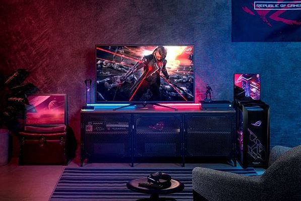 ROG Swift PG43UQ的大尺寸螢幕不僅可助玩家在遊戲中所向披靡，也適合各類型影音娛樂，並隨附遙控器，讓玩家可輕鬆地在沙發或電競椅上遠距調整音效設定，享受愜意自在的娛樂饗宴。
