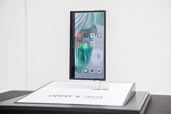 (圖片三)OPPO於「讓愛，鏡在眼前」品牌快閃店，首度實體展出卷軸式螢幕概念機。