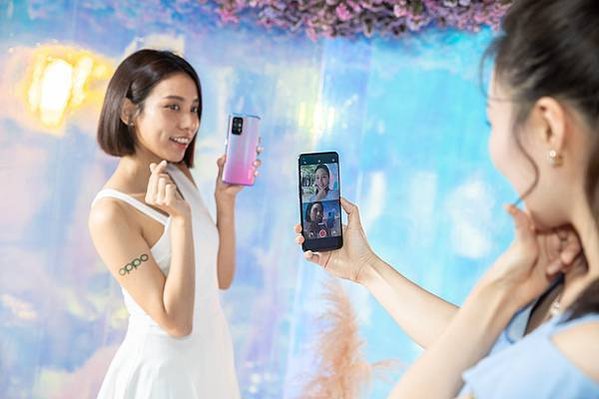 OPPO Reno5全系列手機皆搭載雙重錄影功能，讓消費者拍出生活，有你有我。