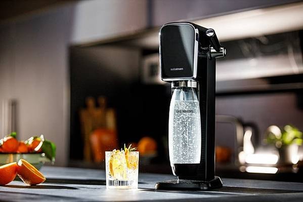 〈新聞照片二：sodastream 新款氣泡水機ART系列，獨特拉桿設計，將氣泡打入水中同時增添生活中的樂趣。〉