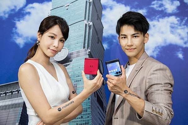 【新聞照片2】全新 Motorola 摺疊新機不只強調規格，更具價格競爭優勢！motorola razr 40 ultra 建議售價 NT29,990元，motorola razr 40 建議售價只要NT19,990 元。