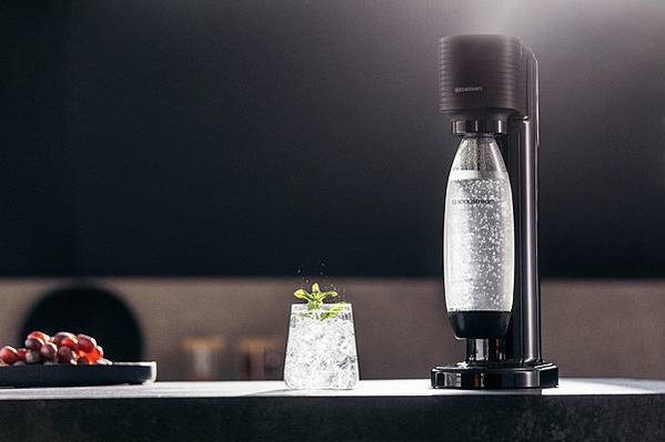 圖說： SodaStream GAIA 氣泡水機，主打極簡機身，搭載專利快扣鋼瓶系統，售價只要 3990 元