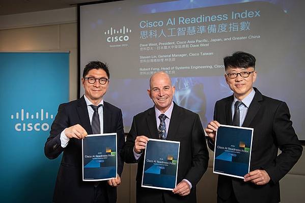 思科發布人工智慧準備度指數，顯示僅19%台灣企業充分準備好部署和運用人工智慧技術。圖左至右為：思科台灣總經理林岳田、思科亞太、日本暨大中華區總裁Dave West、思科台灣技術