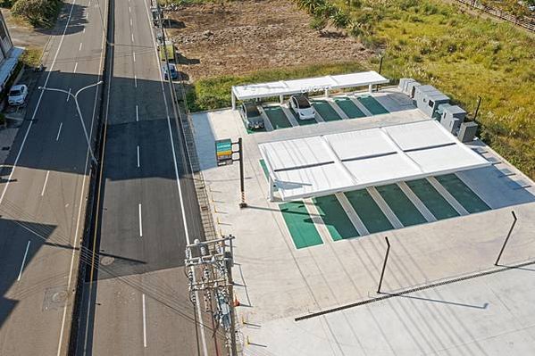 圖2_U-POWER與其他充電營運商採取明顯不同的站點發展策略，站點多為大型化專用充電場域，有足夠操作充電空間的寬敞車格，並超前部署配置超高功率設備 (1)