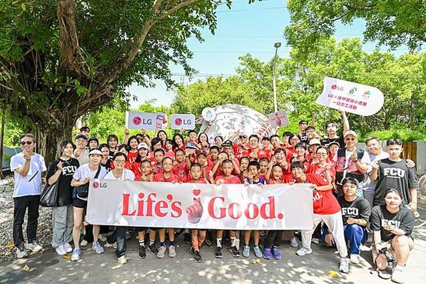 【新聞圖片1】台灣LG電子今年首度與逢甲大學建築專業學院攜手合作，加入「逢甲建築小書屋」興建計畫