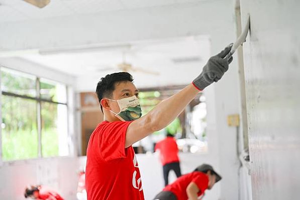 【新聞圖片2】台灣LG電子日前籌組志工團，前往花蓮新城協助修繕為偏鄉學童所設立的小書屋