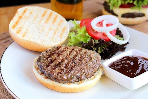 flame-broiled-hamburger-with-garnishes