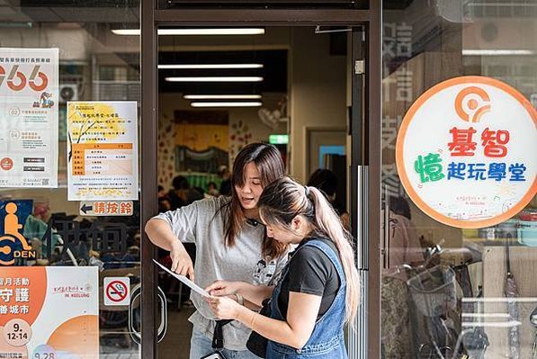 05481圖說：路過民眾詢問七堵據點的服務。