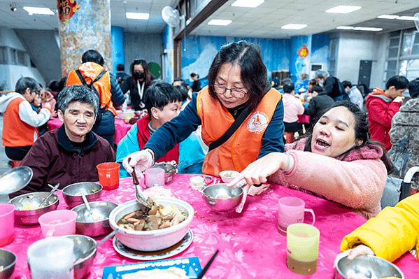 宜蘭教養院吃年夜飯  歡慶過新年