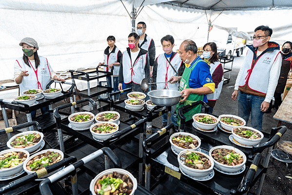 宜蘭教養院吃年夜飯  歡慶過新年