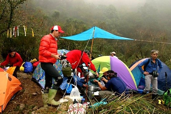 那一年滿水位的松蘿湖~湖邊晚餐大家的心意也是滿水位。