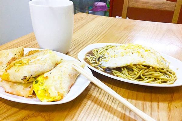 A餐(鐵板麵+蛋、紅茶)配上皮蛋蛋餅