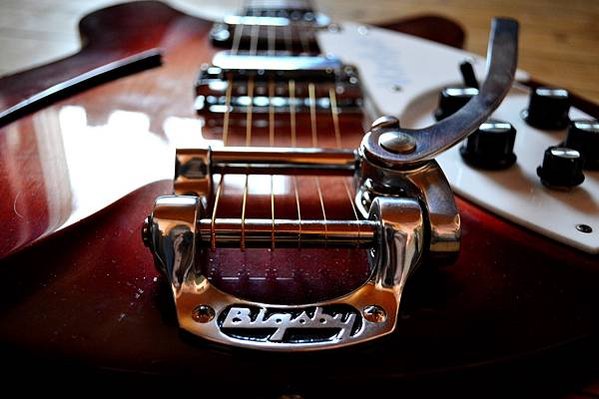 Bigsby_on_Rickenbacker_330