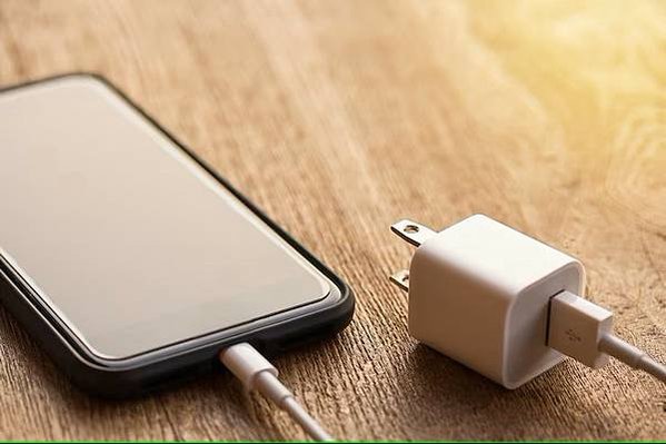 手機充電器一直插著＝電費暴增+火災？實測告訴你真相