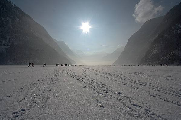 1082px-Vereister_Koenigssee_Richtung_Sueden
