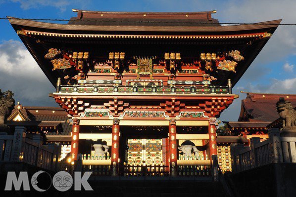 鳥居拍手習俗/八幡宮：祀奉自古日本的武神，是保護國家的守護神