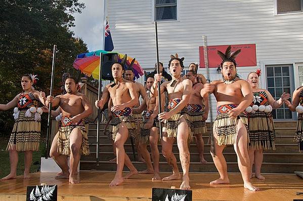 「哈卡」舞（Haka）是紐西蘭原住民毛利人毛利戰舞。不止在喪