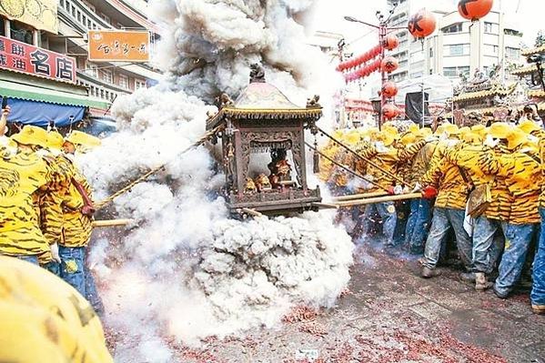 北港迎媽祖炸轎已有百年，信徒認為「放越多越旺」，雲林北港朝天