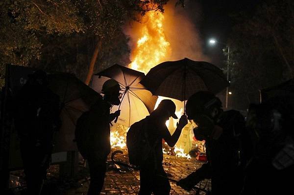 郭位/不只香港中文大學遭港警攻擊，香港城市大學也淪陷槍林彈雨