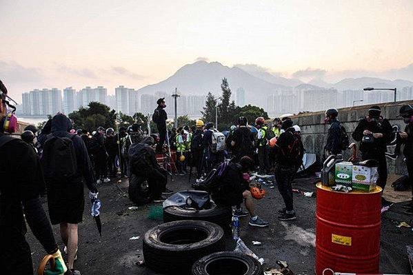 郭位/不只香港中文大學遭港警攻擊，香港城市大學也淪陷槍林彈雨