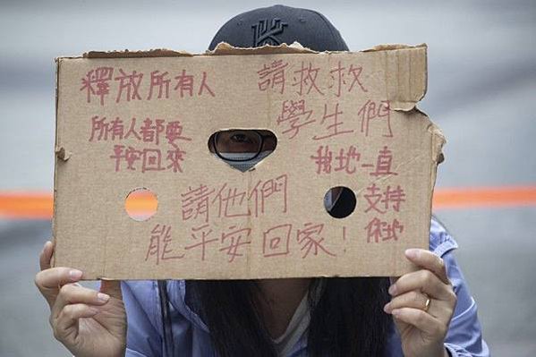 11.17 香港-理工大學現場，香港警方首次出動音波炮，警告