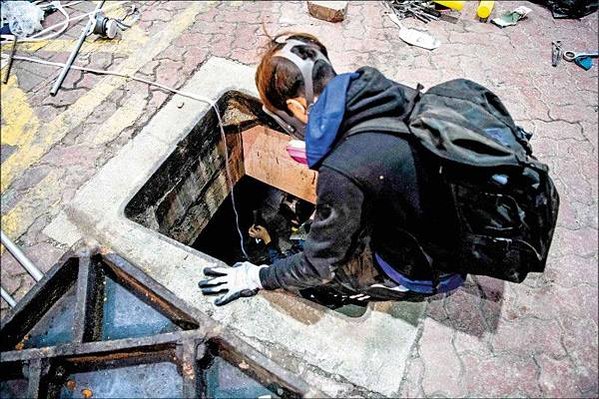 11.17 香港-理工大學現場，香港警方首次出動音波炮，警告