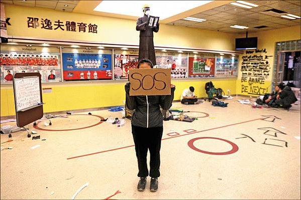 11.17 香港-理工大學現場，香港警方首次出動音波炮，警告