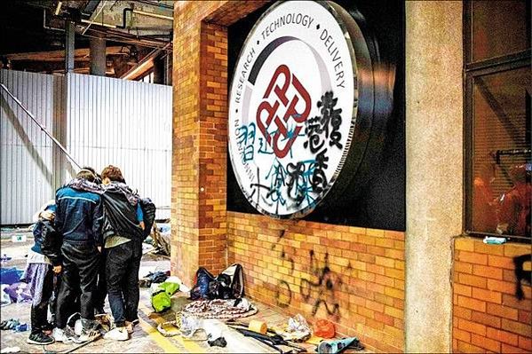11.17 香港-理工大學現場，香港警方首次出動音波炮，警告