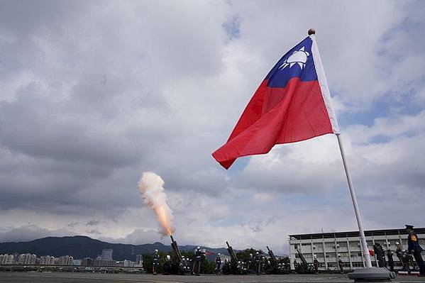 「缺席隊形」陸軍禮砲連執行「矧砲」禮（鳴砲19響），向烈士們