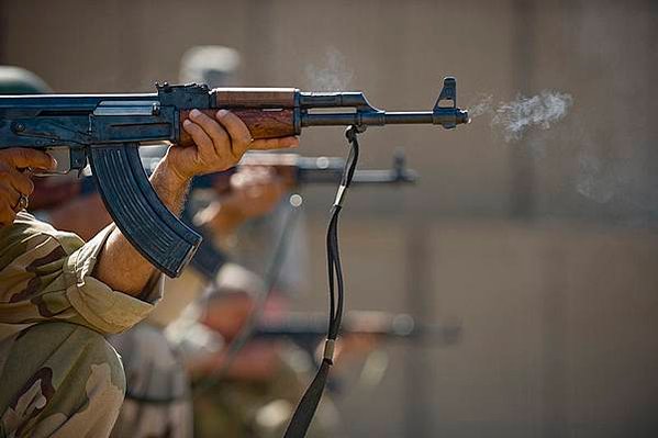 800px-Ak-47-iraqis