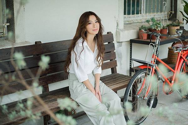 客家妹/賴羿廷運用傳統製作水缸的手擠坯古技法，結合西方美學及