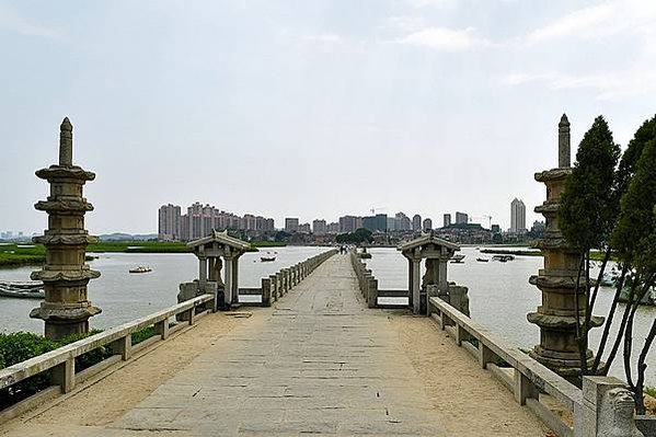 800px-Luoyang_Bridge_North_side_20170727