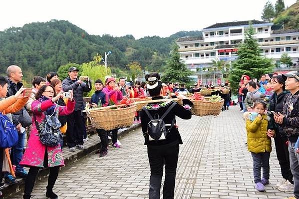 苗族女神像《仰阿莎》意為「清水姑娘」，是一首苗族長篇愛情敘事